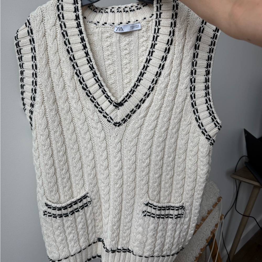 Zara Women's V-Neck Cable Knit Sweater Vest M size